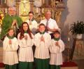 Bild: lk
Die neuen Ministranten Sophia Förster, Leonie Wittmann, Lukas Mark, Julian Wittmann (vorne, von links) mit Pfarrer Manfred Wundlechner, Ministrant Lilian Zeitler und Mesner Josef Albrecht (hinten, von links).