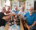 Bild: Gabi Schönberger
Dieter Moser, Michael Lang und Gerald Wickel stemmen als Beitrag zum Stadtjubiläum ein gemeinsames Zoiglfest mit extra entwickeltem Bier. Unterstützung bekommen sie von Bürgermeister Rupert Troppmann und Festmanager Reinhold Zapf (von links).