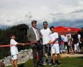 Bild: sja
Stellvertretender Landrat Jakob Scharf (Zweiter von links) eröffnete die Adventure-Golfanlage am Steinberger See mit dem ersten Schlag. 	Bild: sja