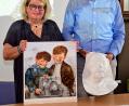 Bild: Petra Hartl
Judith von Rauchbauer (links) und Wolfgang Dersch präsentieren die beiden Neuerwerbungen: die Zeichnung mit dem Titel "Zwei Buben" und den Gipsabdruck der Totenmaske von Michael Mathias Prechtl.