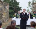 Bild: hl
Dekan Wenrich Slenczka (stehend), Prodekan Dirk Grafe, Vikarin Kathrin Spies und Pfarrer Hartmut Klausfelder (sitzend von links) zelebrieren den Berggottesdienst in der Ruine der Waldecker Burg.