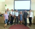 Bild: bkr
Gemeinderätin Maria Frauenholz, CSU-Vorsitzender Lothar Porst, amtierender Bürgermeister Josef Hecht, Gemeinderat Matthias Melzner, Rektorin Gudrun Lehner, Mittelschullehrer Bernhard Philipp und Gemeinderat Bernhard Söllner (von links) tauschen sich über den Einsatz neuer Medien im Unterricht aus.