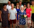 Bild: zer
Helene Janner (von links), Michael Bauer, Bernhard Kantor, Corinna Weiß und Schwiegersohn Gerhard Weiß gratulieren Gertrud Kantor ebenso herzlich wie Verena und Martina Weiß, Schwiegersohn Richard Weiß und Pfarrer Jaison Thomas.
