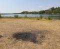 Bild: Götz
Die Landschaft ist ausgetrocknet. Schnell wird’s beim Grillen oder am Lagerfeuer brenzlig. Das Landratsamt deshalb rät zur Vorsicht und ruft gleichzeitig Landwirte auf den Plan. In Güllefässern können sie Löschwasser herankarren.