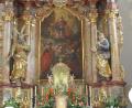 Bild: mma
Der Hochaltar der Frohnbergkirche zeigt die Krönung Mariens im Himmel. Der Thomas-Legende folgend sind darunter die staunenden Apostel vor dem leeren Grab der Gottesmutter abgebildet. In der Mitte befindet sich der Glasschrein mit dem Gnadenbild.