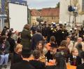 Bild: Gerhard Götz
In Schwarzhofen wurde einen Tag lang für ein Fest gedreht, bei dem Hans Schuierer eine Nachfolgelösung für die zu Ende gehende Braunkohle-Industrie in der strukturschwachen Region verspricht.