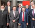 Bild: usc
Eine neue Führungsmannschaft leitet den Lions Club Amberg im mittlerweile schon 57. Jahr seines Bestehens (von links): 2. Vizepräsident Peter Seidl, Vorsitzender Hilfswerk Hubert Sperber, Clubmaster Michael Schüll, Schatzmeister Alois Ponnath, Präsident Robert Jung, 1. Vizepräsident Andreas Hermann, Schriftführer Frank Mitschke und Past-Prädident Florian Göldner.