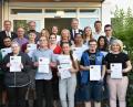 Bild: (exb)
Die Ehrengäste gratulieren zur abgeschlossenen Berufsausbildung (von links): Bürgermeister Martin Preuß, Martin Gimpl (Kolping), Manfred Tröppl (Geschäftsstellenleiter Agentur für Arbeit), Sonja Schleicher (Geschäftsführerin Jobcenter), Andrea Ziegler (Zentrumsleiterin Kolping-Bildungswerk), Landrat Richard Reisinger und Robert Pirner (Teamleiter Kolping).