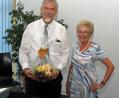 Bild: Dobmeier
„Der Schlaf ist für den ganzen Menschen, was das Aufziehen für die Uhr“. Dieses Zitat von Arthur Schopenhauer brachte Dr. Heribert Fleischmann beim Vortrag zu Schlafstörungen vor und SPD AG 60plus Vorsitzende Ursula Kinner dankte dem Referenten mit einer Obstschale.