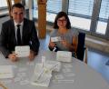 Bild: Landratsamt Schwandorf
Landrat Thomas Ebeling und Regionalmanagerin Verena Frauenknecht präsentieren die mit dem neuen Logo bedruckten Brotzeitdosen und Führerscheinhüllen, die neben anderen Verwendungen für einen großen Bekanntheitsgrad des Logos sorgen sollen.