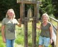Bild: soj
Künstlerin Inge Flor und ihren Ehemann Bert, die einen Schutzengel aus frostfesten, gebrannten Ton gestaltete und bei der Brücke am Goldbach installierte. Noch ein Grund mehr, dass viele Wanderer diesen wunderschönen Wanderweg benutzen