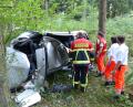 Bild: Völkl
Der Opel Corsa krachte in eine Baumgruppe. Die Fahrerin wurde im Wrack eingeklemmt und musste von der Feuerwehr befreit werden. .