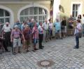 Bild: Dirscherl
Die Ehemaligen der Pfalzgraf-Johann-Kaserne um Organisator Wolfgang Stengel (Achter von rechts) erhalten in der Wassergasse Erläuterungen durch Stadtführer Franz Herbst.