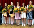 Bild: R. Kreuzer
Bild: R. Kreuzer V. Links Ingo Lang, rechts Umhöfer-Weigert und die zweite von rechts Lisa Gößl, die Schulbeste aus Weiden.