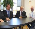 Bild: Hirsch
Die Verwaltungsgemeinschaft Wackersdorf-Steinberg am See hat sich personell neu aufgestellt. Das Bild zeigt von links: Bürgermeister Thomas Falter (Wackersdorf), den neuen Amtsleiter Reinhard Schuss, Bürgermeister Harald Bemmerl (Steinberg am See), die stellvertretenden Wackersdorfer Bürgermeister Thomas Neidl und Günther Pronath sowie den Amtsleiter „Finanzen“, Daniel Fendl.