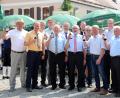 Bild: Götz
Bürgermeister Georg Köppl, die Nachbarbürgermeister Hans Wilhelm und Franz Grabinger, Gemeinderatskollegen und der Festausschuss stoßen mit dem „Jubiläums-Pils 900-Jahre Altendorf“ auf die erste urkundliche Erwähnung im Jahre 1118 an.