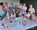 Bild: ils
Trotz hochsommerlicher Temperaturen bereitete den Kindern in der Kreativwerkstatt im Jugendheim das Basteln und Malen mit dem Landvolk Spaß.