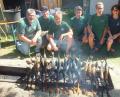 Bild: soj
Der Steckerlfisch ist der große Renner unter den vielen kulinarischen Schmankerln, die der Fischerclub bei seinem Fischerfest anbietet. Vorsitzender Günter Serfling (Vierter von rechts) überwacht selbst die Zubereitung.