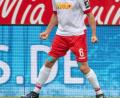 Bild: Armin Weigel/dpa
Benedikt Saller von Regensburg jubelt nach seinem Treffer zum 1:1.