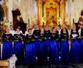 Bild: Robert Dotzauer
Es ist wieder Festivalzeit im Kloster Speinshart. Während der nächsten drei Wochen im August treten Musiker und Sänger aus der ganzen Welt im Kloster auf. Unser Bild zeigt den serbischen Kammerchor aus Novi Sad mit Dirigent Bozidar Crnjanski beim festlichen Eröffnungskonzert.