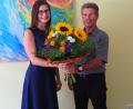 Bild: Bühner
Mit einem Blumenstrauß begrüßt VdK-Kreisvorsitzender Josef Rewitzer die neue VdK-Kreisverbandsgeschäftsführerin Sarah Kellner