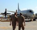 Bild: Britta Pedersen/dpa-Zentralbild/dpa
Soldaten gehen zum Seefernaufklärer P-3C Orion. Die Marine beteilgt isch derzeit vor allem mit diesen Aufklärungsflugzeugen an der Anti-Piraten-Mission der Europäischen Union vor der somalischen Küste.