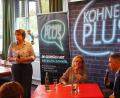 Bild: Bühner
Wohnen ist zu teuer, sagt sie. Explodierende Bauvorschriften seitens der Politik treiben Miet- und Betriebskosten in die Höhe, kontert er. Bei „Kohnen Plus“ sprechen SPD-Spitzenkandidatin und stellvertretende SPD-Bundesvorsitzende Natascha Kohnen (Mitte) und Günther Kamm, Geschäftsführer der Stadtbau Weiden, über das Thema Wohnraum in Weiden.