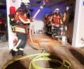 Bild: mde
Unter Atemschutz gehen die Feuerwehrleute vor. Zur Sicherheit nehmen sie ein Strahlrohr mit das jedoch nicht zum Einsatz kommt. In Schuttmulden bringen sie das Brandgut aus dem Haus, damit es im Außenbereich abgelöscht wird.