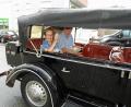 Bild: Winkler
Im städtischen „Adler“ fühlen sich Annemarie Ziegler und ihr Sohn Hans sichtlich wohl. Anlass für die Oldtimer-Tour durch Weiden ist ihr 100. Geburtstag.