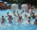 Bild: jr
Die Wasserspiele der „Sommer-Pool-Party“ kamen bei heißen Temperaturen natürlich sehr gut an.