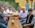 Bild: ak
Mit einem von Braumeister Johannes Ponnath (rechts) frisch gezapften ungefilterten Zwickel des neuen Wiesenfestbieres stoßen die FW-Kandidaten Holger Götz (für den Bezirkstag), Thomas Riedl, Bernhard Schmidt (beide Landtag), Hermann Schraml und Wolfgang Lippert (Bezirkstag) auf das geschnürte Themenpaket und ein gemütliches Wiesenfest an.