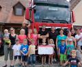 Bild: do
Mit einer 111-Euro-Spende bedankt sich das Trucker-Team im Beisein von Eltern und einer temperamentvollen Kinderschar beim Kindergartenpersonal für die Unterstützung beim großen Treffen in Friedenfels.