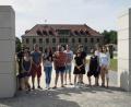 Bild: stn
Ein Besuchergruppe zwischen den Säulen, die das ehemalige Lagertor symbolisieren. Dahinter das Verwaltungsgebäude der KZ-Gedenkstätte Flossenbürg.