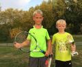 Bild: exb
Manuel Luber (rechts) und sein Bruder Johannes spielen gerne Tennis – und das machen sich auch noch ziemlich gut.