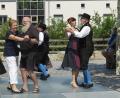 Bild: Hirsch
Auf dem gläsernen Tanzboden der Pfleghofterrasse schwangen die Teilnehmer am Stadtrundgang das Tanzbein, angeleitet von den Mitgliedern des Heimat- und Trachtenvereins „Stamm“.