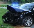 Bild: gf
Der vom Unfallverursacher frontal gerammte Mazda blieb mit einer total zerstörten Vorderseite auf dem Bankett stehen, während der überholende Opel Astra über den Straßengraben in einer Buschgruppe landete.