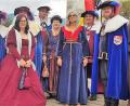 Bild: hl
Der Tross des Ritterbundes Waldeckh zue Kemenatha um Großmeister Werner von Podewils (Dritter von links) sieht sich auf den Burg Kaprun um.