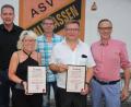 Bild: kro
Birgitta und Günther Heß (vorne) wurden für ihre jahrelange engagierte Vereinsarbeit für den ASV zu Ehrenmitgliedern ernannt. Dazu gratulierten von links Laudator Robert Christ, 2. Vorsitzender Robert Hahn und Bürgermeister Bernd Sommer.