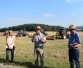 Bild: bnr
Forstdirektor Alwin Kleber (Mitte) und LandwirtschaftsdirektorJosef Rupprecht (rechts) begrüßten die Teilnehmer am Feldtag in Freihöls.