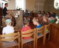 Bild: lk
Organist Florian Löw (links) erklärt den 18 Kindern beim Ferienprogramm, wie die Orgel funktioniert.