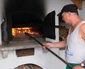 Bild: le
Der neue Backofenwart des OWV, Sigi Schell, in seinem Element.