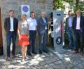 Bild: jr
Die erste öffentliche Ladestation für Elektroautos des „Ladeverbund+“ ist in Betrieb genommen. Bei der Inbetriebnahme mit dabei sind (von links) Projektleiter Christian Vogler („N-Ergie“), Dr. Susanne Stangl, Walter Brucker, Landrat Wolfgang Lippert, Werkleiter Thomas Kraus, Rainer Kleedorfer (N-Ergie) und Rudi Schmeller.