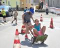 Bild: bey
Regelrecht im Blindflug ging es mit dem Sackkarren durch den Parcours am Marktplatz.