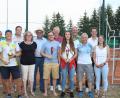 Bild: hä
Die Tennis-Vereinsmeister des Ski-Clubs und die Zweitplatzierten. Tennis-Abteilungsleiter Sepp Weber (links) und Vorsitzender Horst Wettinger (Fünfter von links, mit Strohhut) nahmen die Siegerehrung vor.