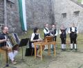 Bild: frd
Die „Vöichtacher Boum“, machten in der herrlichen Burgkulisse, begleitet von Akkordeon- und Zithermusik, die Morgenmesse zu einem wahren „Festgottesdienst“.