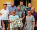 Bild: lst
Hans Wach (vorne, Mitte), ein Urgestein des Weidener Fußballs, feierte am Freitagabend mit vielen Wegbegleitern in Kaimling seinen 70. Geburtstag.