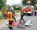 Bild: hai
Als Szenario der Leistungsprüfung in technischer Hilfeleistung dient ein Verkehrsunfall mit einer eingeklemmten Person. Der Aufbau einer Ablage für die Rettungsgeräte gehört mit zum praktischen Teil.