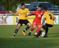 Bild: brü
Marco Wiedmann (rotes Trikot), früher beim FC Amberg, umtanzte in dieser Szene die Sorghofer Daniel Kraus (rechts) und Tobias Rudolf. Danach traf er zum 2:0 für den SV Seligenporten.