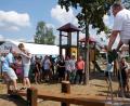 Bild: do
Gut drauf zeigte sich beim „Wippen-Duell“ zwischen Kirche und Kommune aus Anlass der Wiedereröffnung des Spielplatzes in Zettlitz Pfarrer Adrian Kugler. Bürgermeister Albert Nickl brauchte die Unterstützung eines Zettlitzer Jungspundes, um das „Übergewicht des Klosters“ auszugleichen.