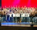 Bild: kzr
Jubel für den Dirigenten. Peter Pollinger hat Tausenden von Kindern Bach und Beatles, Haydn und Hubert von Goisern nähergebracht. Die Konzerte sind längst nicht mehr nur von Mitschülern und Eltern besucht, sondern von Musikfreunden jeden Alters. Dementsprechend gefragt sind Tickets.